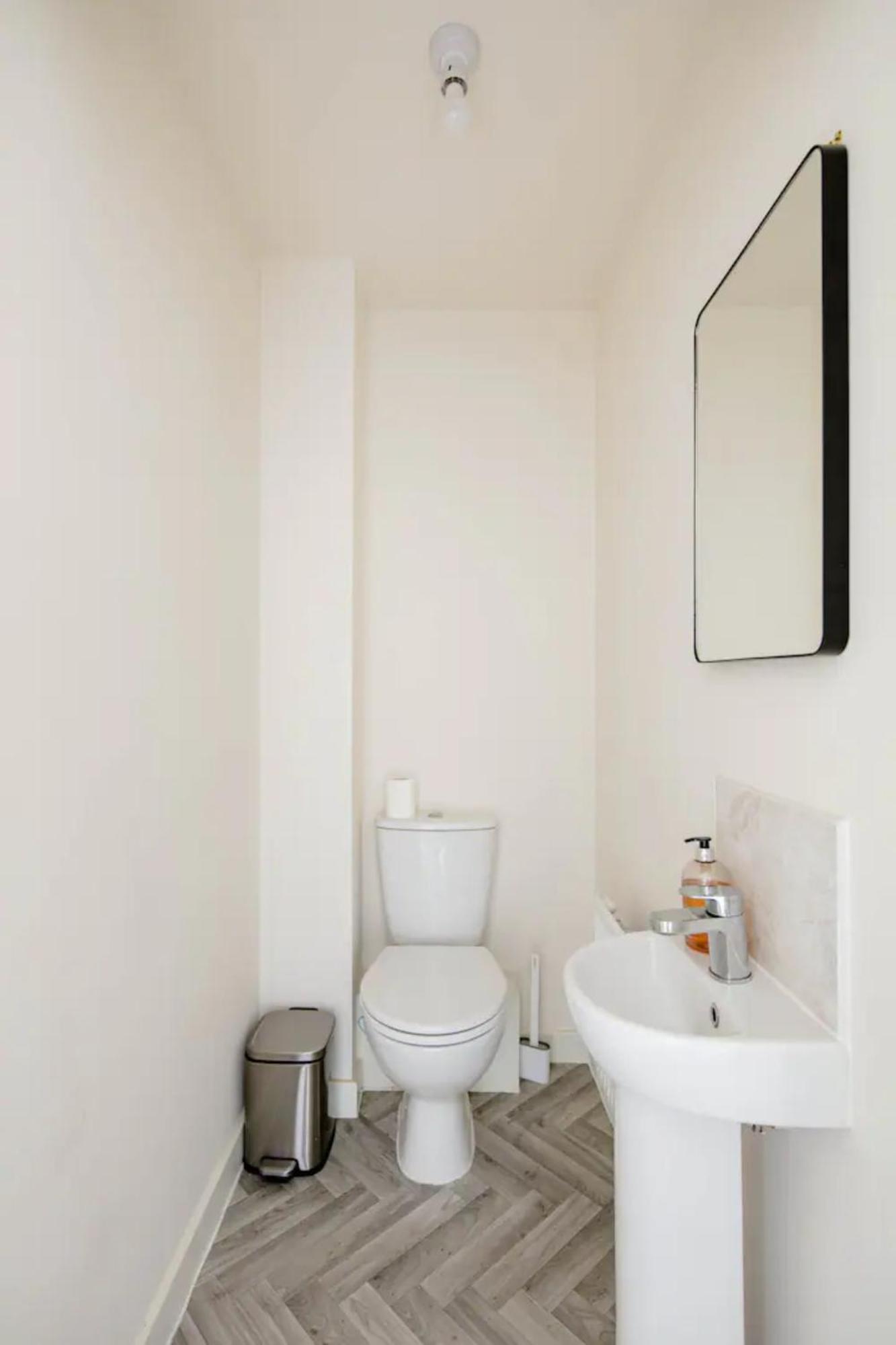 Stunning Private Room In A Home - Bathroom & Parking! Salford  Exterior photo