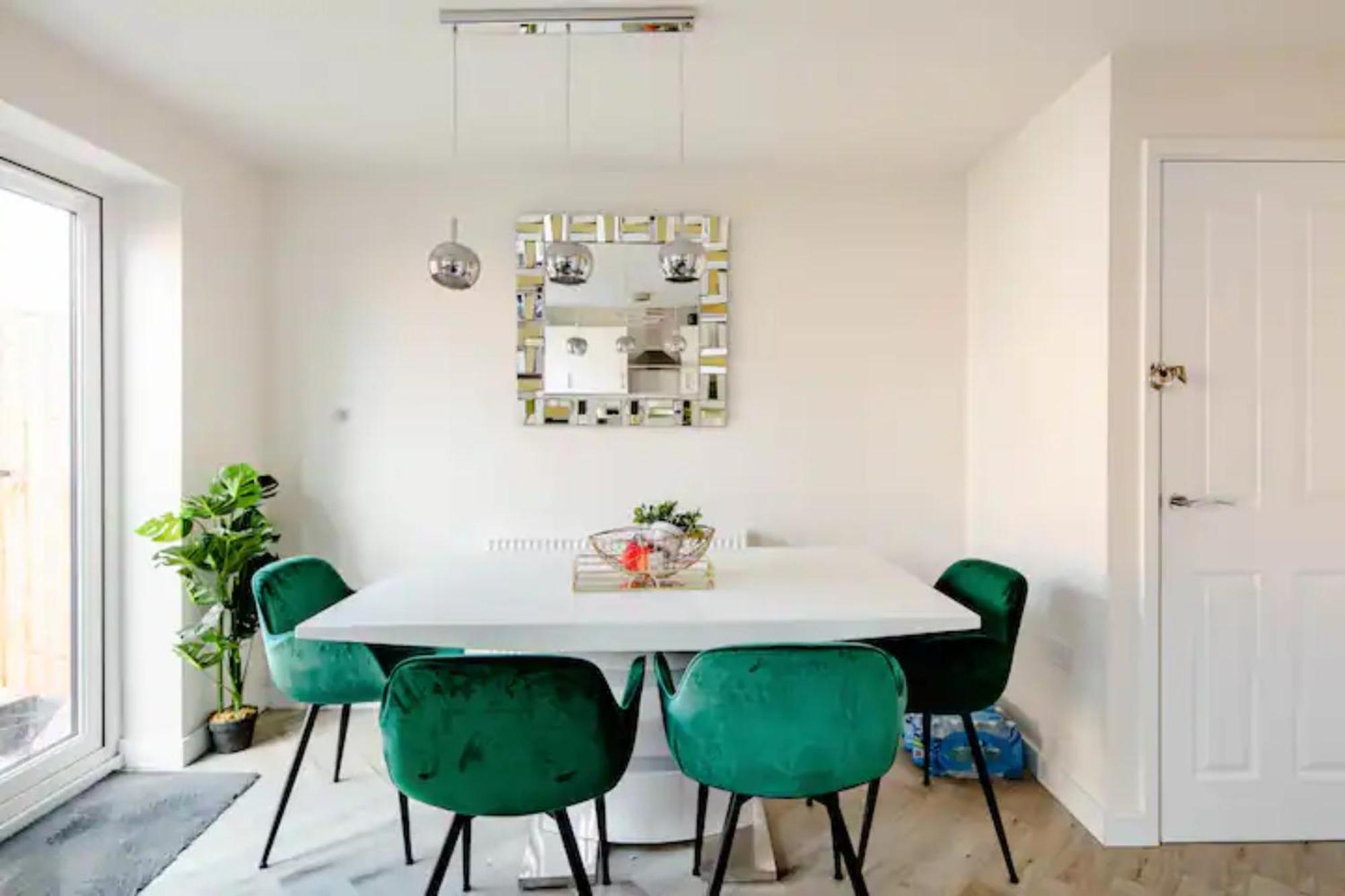 Stunning Private Room In A Home - Bathroom & Parking! Salford  Exterior photo