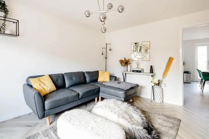 Stunning Private Room In A Home - Bathroom & Parking! Salford  Exterior photo