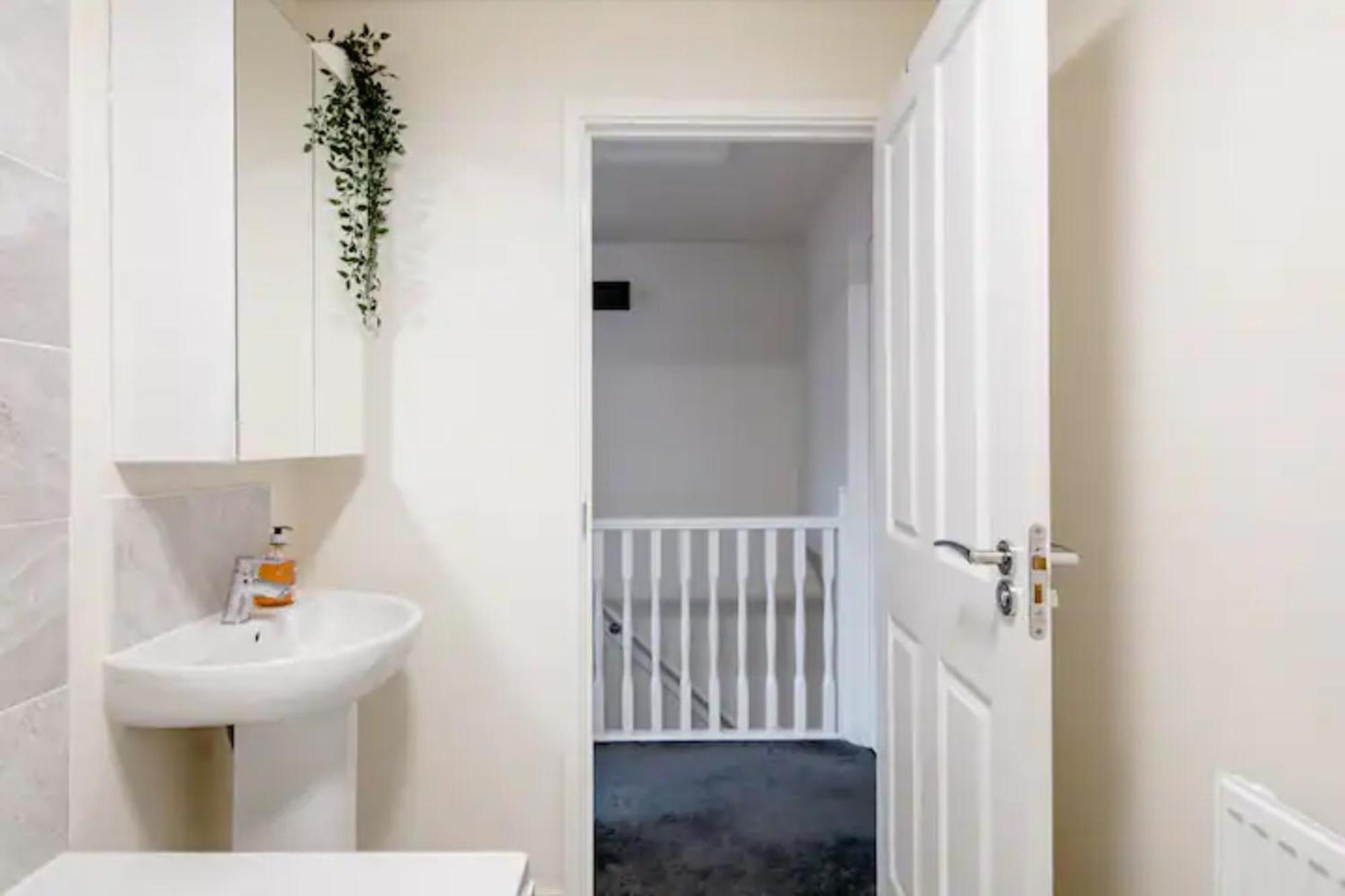 Stunning Private Room In A Home - Bathroom & Parking! Salford  Exterior photo