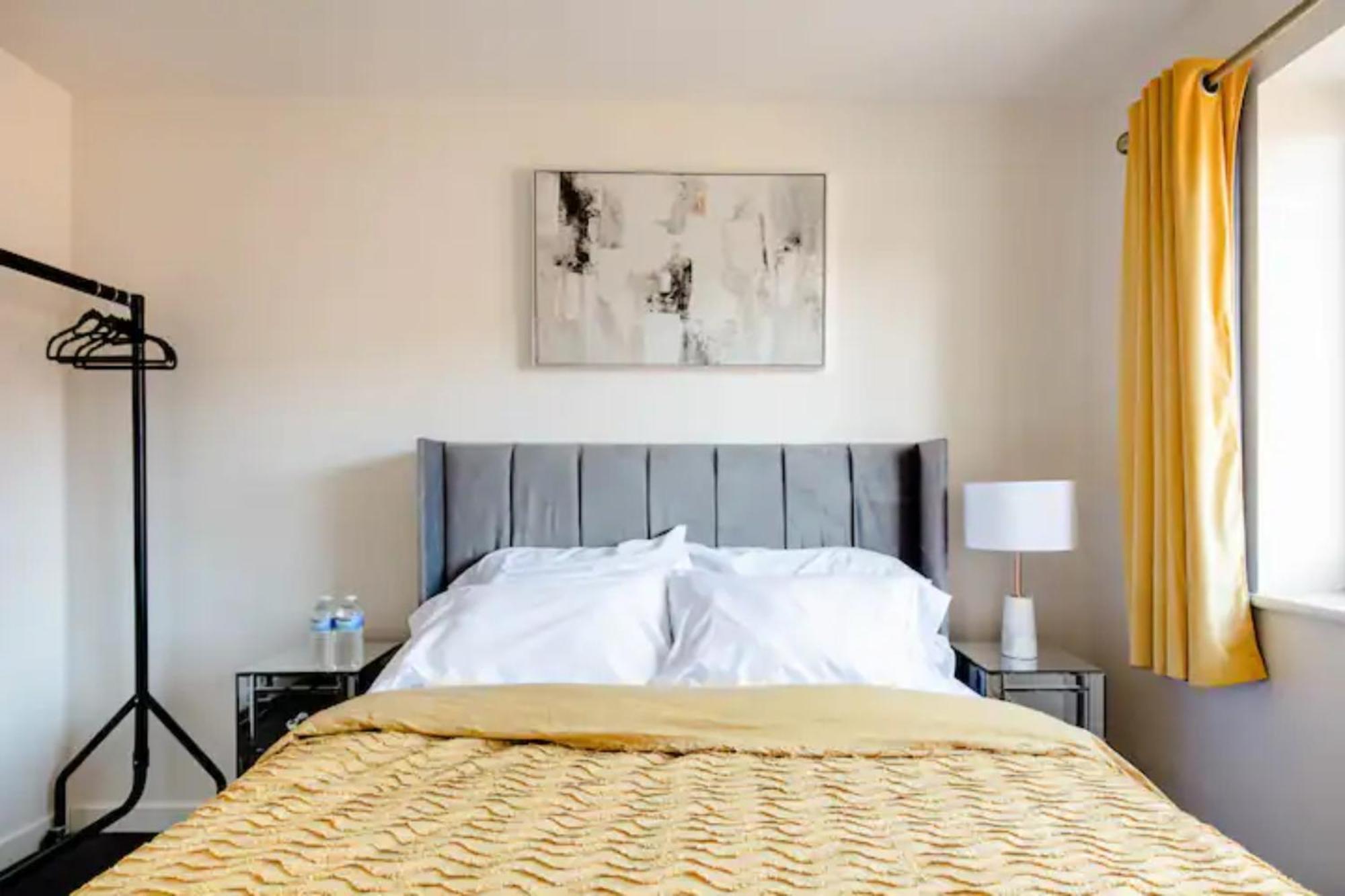 Stunning Private Room In A Home - Bathroom & Parking! Salford  Exterior photo