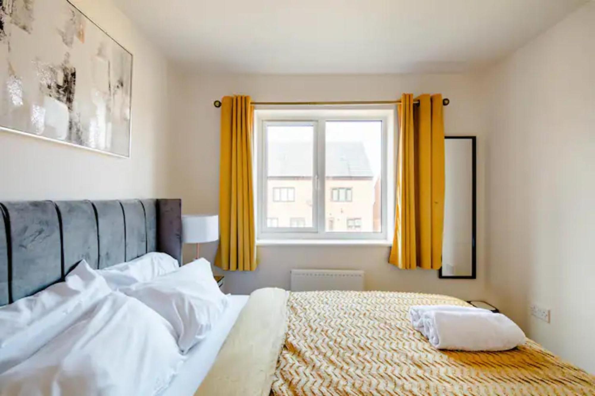 Stunning Private Room In A Home - Bathroom & Parking! Salford  Exterior photo