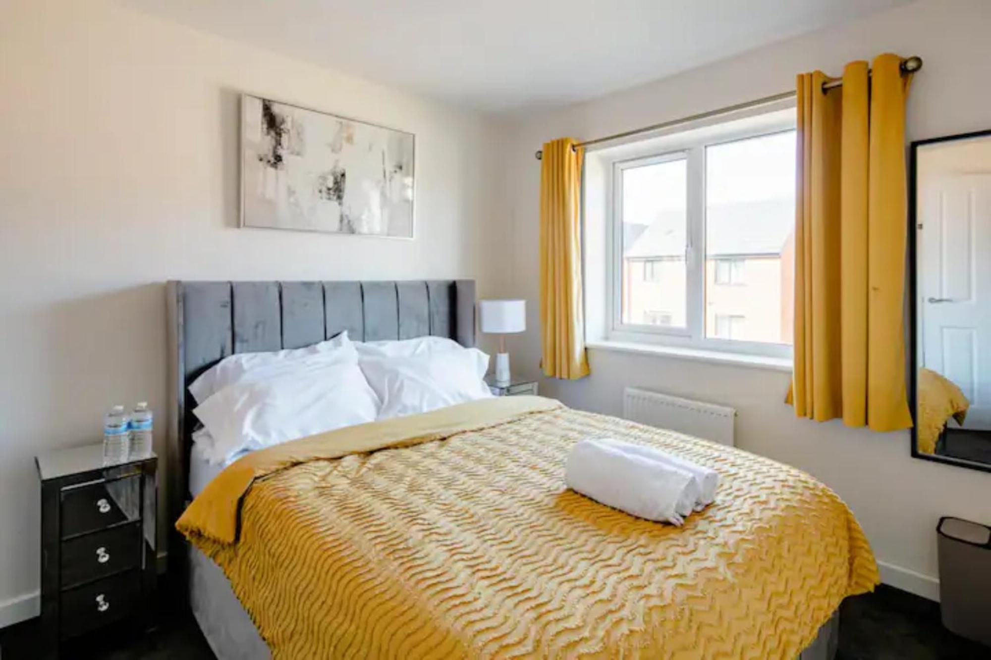 Stunning Private Room In A Home - Bathroom & Parking! Salford  Exterior photo